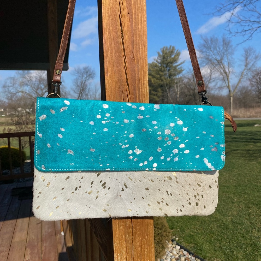 American Darling ADBG392 TRQ AC Snap Flap, zip closure.Turquoise,white,